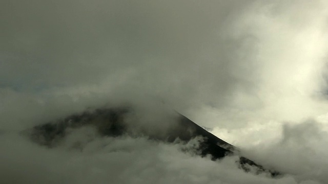 厄瓜多尔通古拉瓦火山山顶上的云视频素材