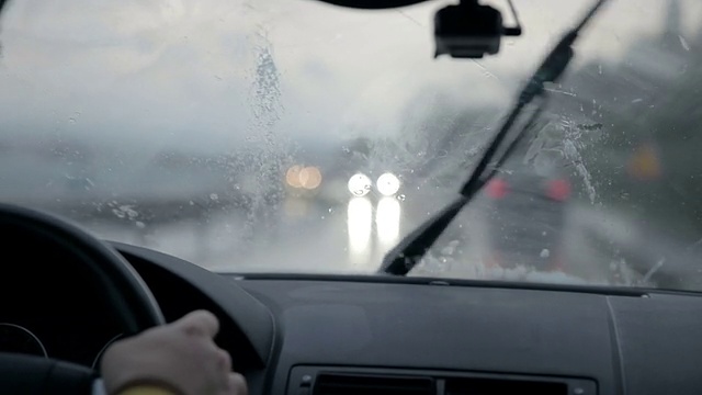 挡风玻璃刮水器在雨天的黎明清洁挡风玻璃视频素材