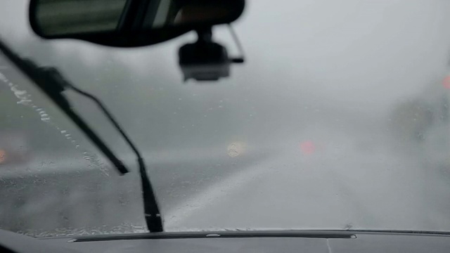 在有雨的晚上，挡风玻璃刮水器用于除雨视频素材