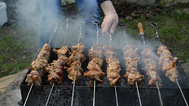 女人肉烤新鲜视频素材