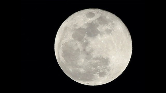 在一个晴朗的夜晚，从高空拍摄满月视频素材