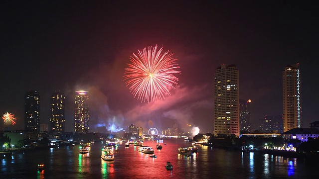 烟花缤纷的夜晚，时光流逝缩小视频素材