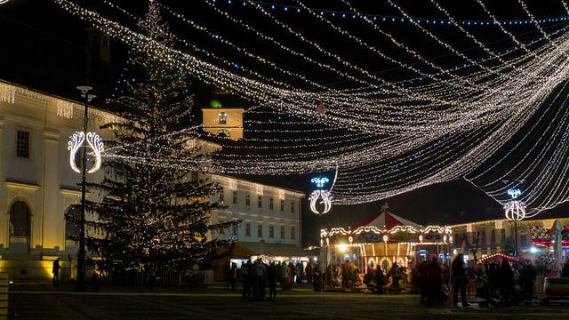 Hermanstadt Transylvania Sibiu圣诞树中心广场夜晚时光流逝视频素材