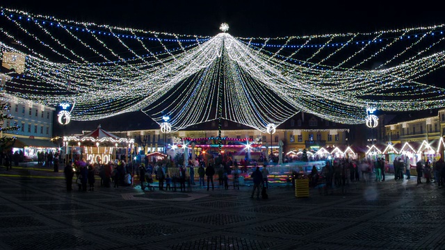 Hermannstadt中央广场圣诞市场人潮涌动夜晚时光流逝视频素材