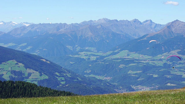 意大利Kronplatz，在湛蓝的天空下，在山上滑翔视频素材