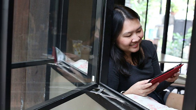 在咖啡馆里用平板电脑的女人视频素材