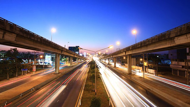 公路交通行驶多车道，时间在黄昏时流逝视频素材