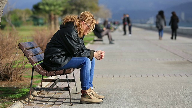 坐在银行里的金发女人视频素材