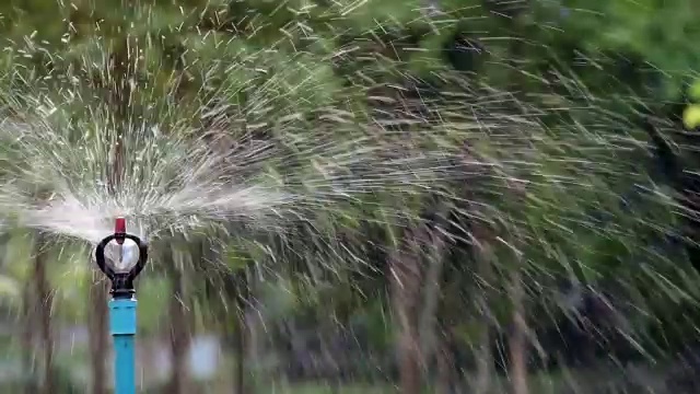 花园洒水喷头的特写视频素材