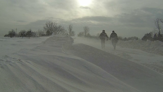 人们在暴风雪中行走视频素材