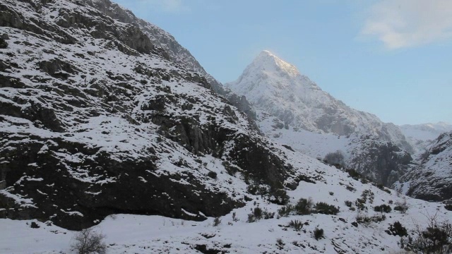 山区的积雪-内万多恩派萨伊montañoso视频素材