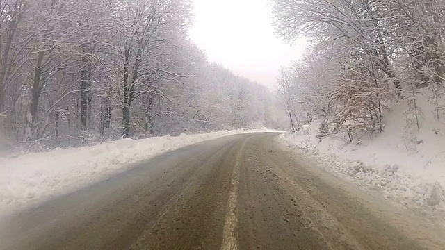 在雪地里开车视频素材