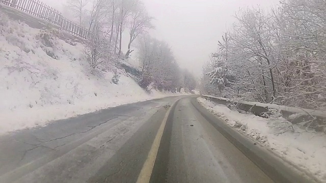 驾驶在冬季的柏油路上，股票录像视频素材