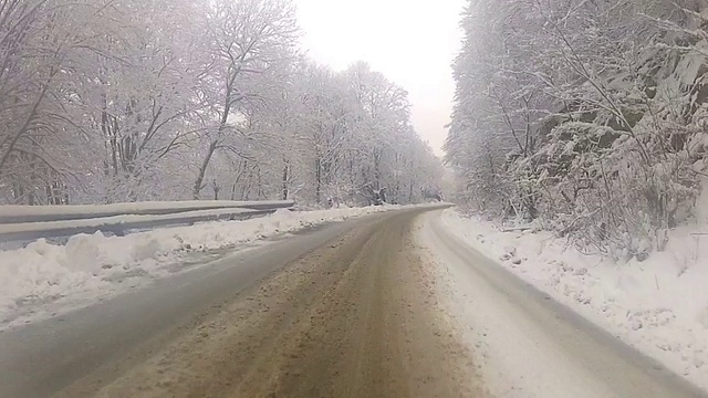 在冬季的道路上驾驶卡车。视频素材