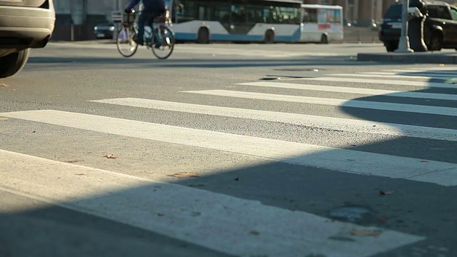 城市交通在人行横道上视频素材