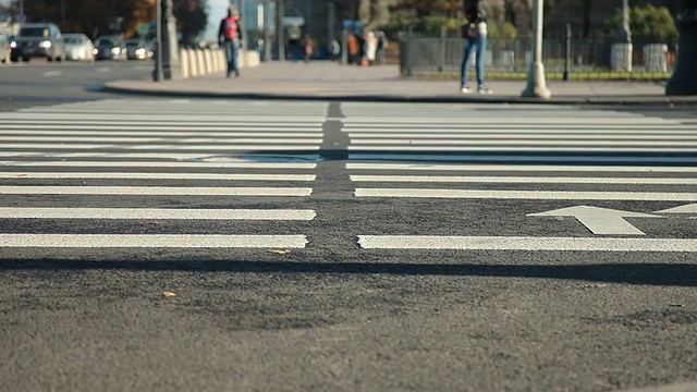 城市交通在人行横道上视频素材