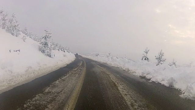 驾驶在雪Stock视频视频素材