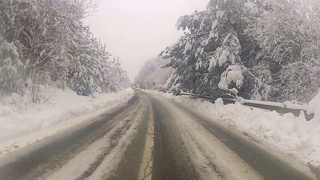 黄昏冬季驾驶在山雪路-股票视频视频素材