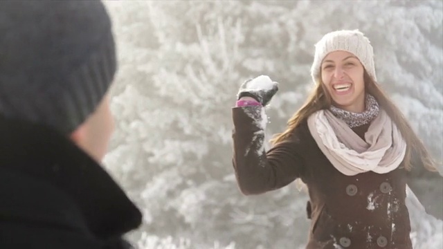 扔雪球的年轻女人视频素材