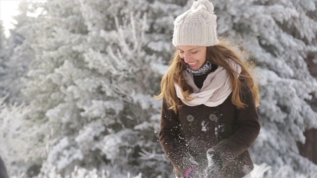 冬天好玩的女人扔雪球给男人快乐的圣诞节视频素材