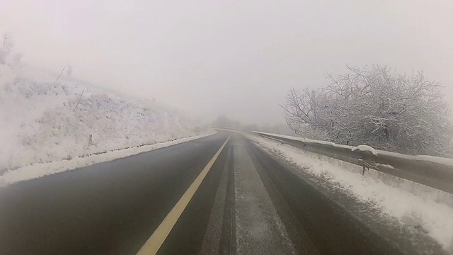 在冰岛，一辆汽车在暴风雪中行驶视频素材