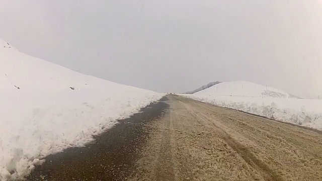 在雪地上行驶，视频素材