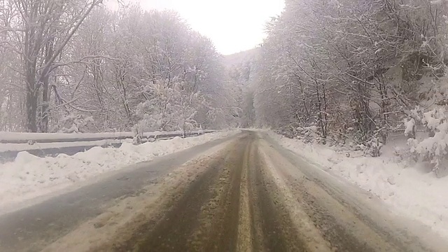 暴风雪。冬季交通视频素材