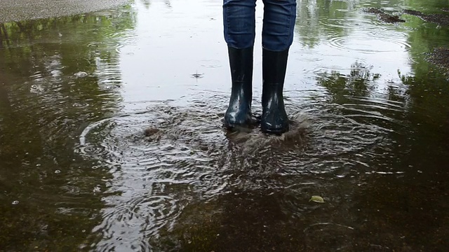 孩子好玩后雨水视频素材