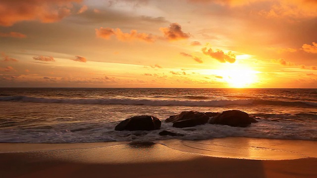 夕阳下的海滩视频素材