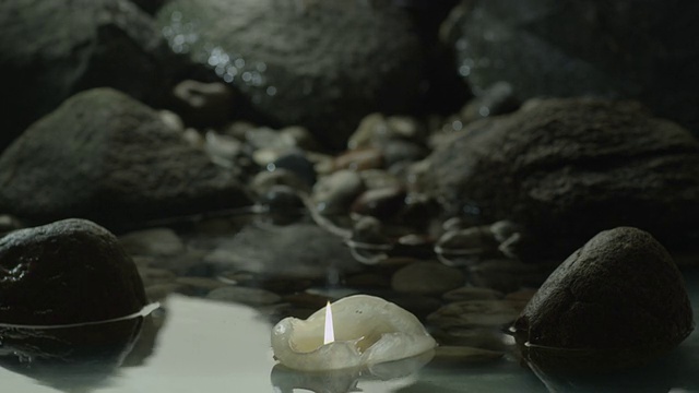 蜡烛漂浮在岩石之间视频素材