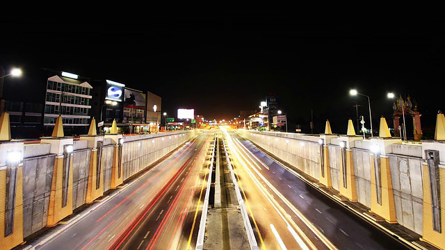 公路交通多车道行驶，时间在夜间流逝视频素材