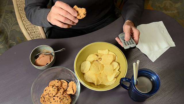 吃垃圾食品的男人视频下载