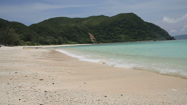 美丽的海滩和小波浪视频素材