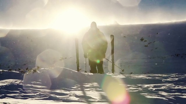 男人崇拜姿势在坡山雪漂流风视频素材