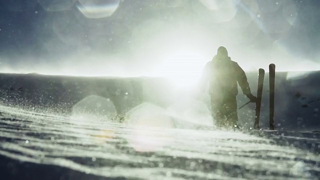 滑雪者举起双手山顶太阳耀斑视频素材