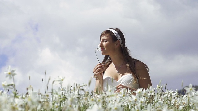 慢镜头:闻着水仙花视频素材