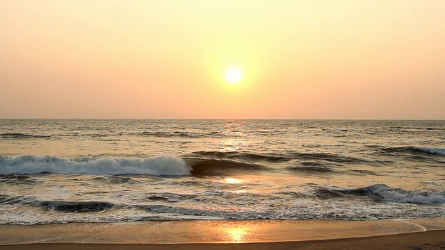 海上日落的晚景视频素材