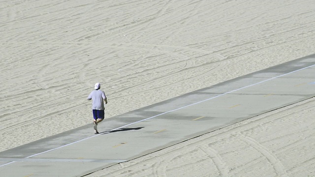 在海滩上锻炼的人视频下载