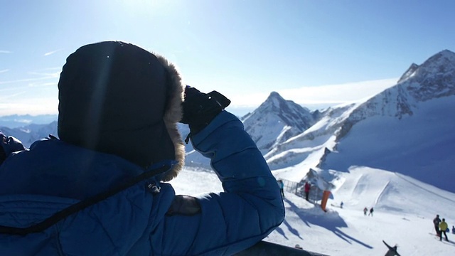 女人在山上看美丽的风景在滑雪胜地视频素材