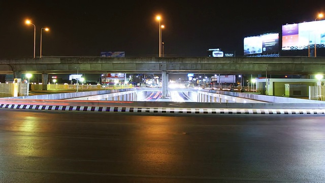 高速公路上交通繁忙，时间在夜间流逝视频素材