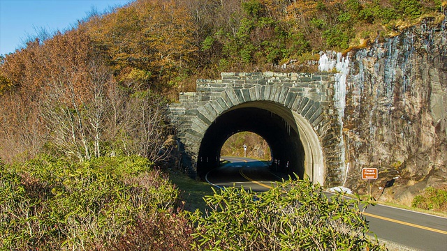 车辆通过崎岖的顶峰隧道在蓝岭公园公路视频素材