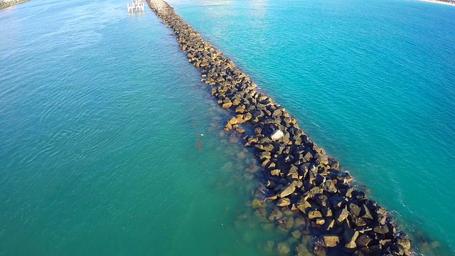 海滩上的防波堤视频素材