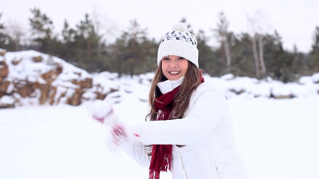 冬天的女孩。雪球!视频素材