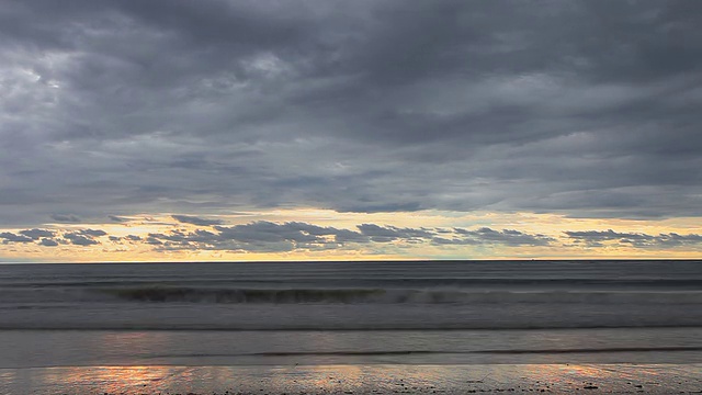 美丽的日落热带海滩。视频素材