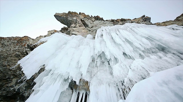 沿着冰川树冠的全景视频素材