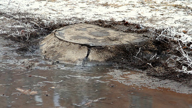 街道上的下水道发生了事故，水从下水道流过马路视频素材