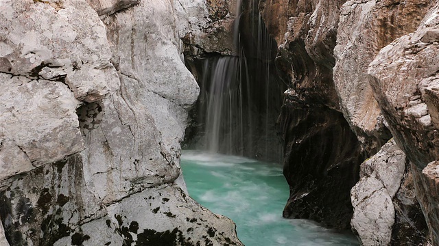 时间推移-水流过岩石流入河道视频素材