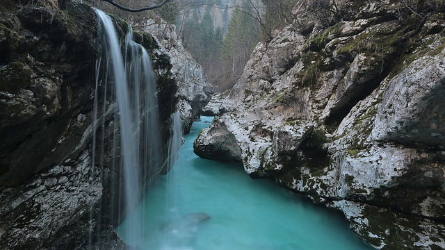 时间推移-水从岩石上落进河道视频素材