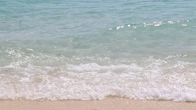 海浪从绿海涌来视频素材