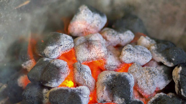 在烤架上燃烧的煤视频素材